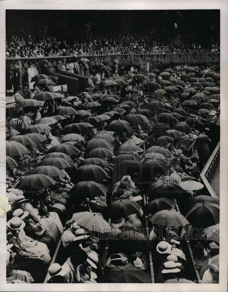 1936 Press Photo Crowds in rain at Wightman Cup tennis as play is delayed - Historic Images
