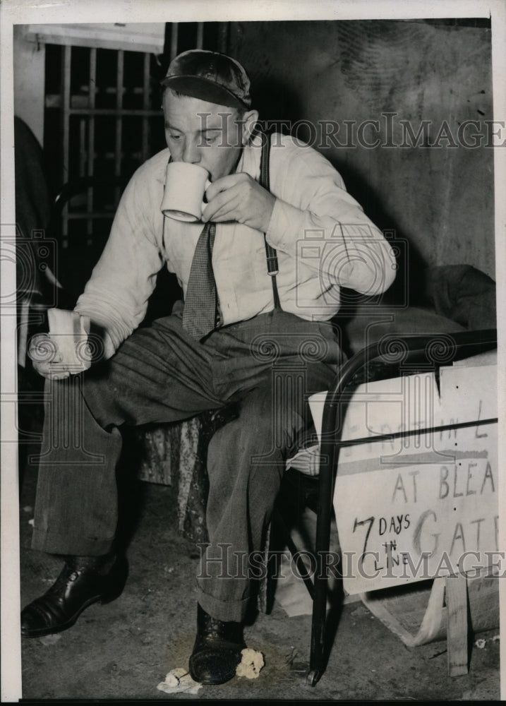 1938 Press Photo Art Felson 1st in line for World Series at Chicago Illinois- Historic Images