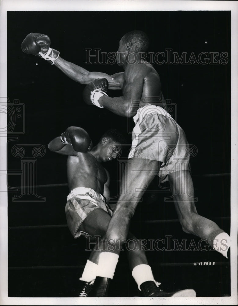 1954 Press Photo Henry White versus Wilbur McClure at Chicago Golden Gloves- Historic Images