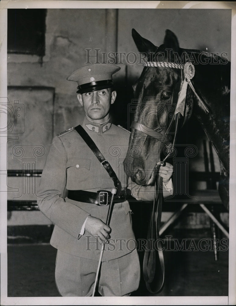 1935 Press Photo Captain Edouard Yanez Chilean Army &amp; Saltine at NYC horseshow- Historic Images