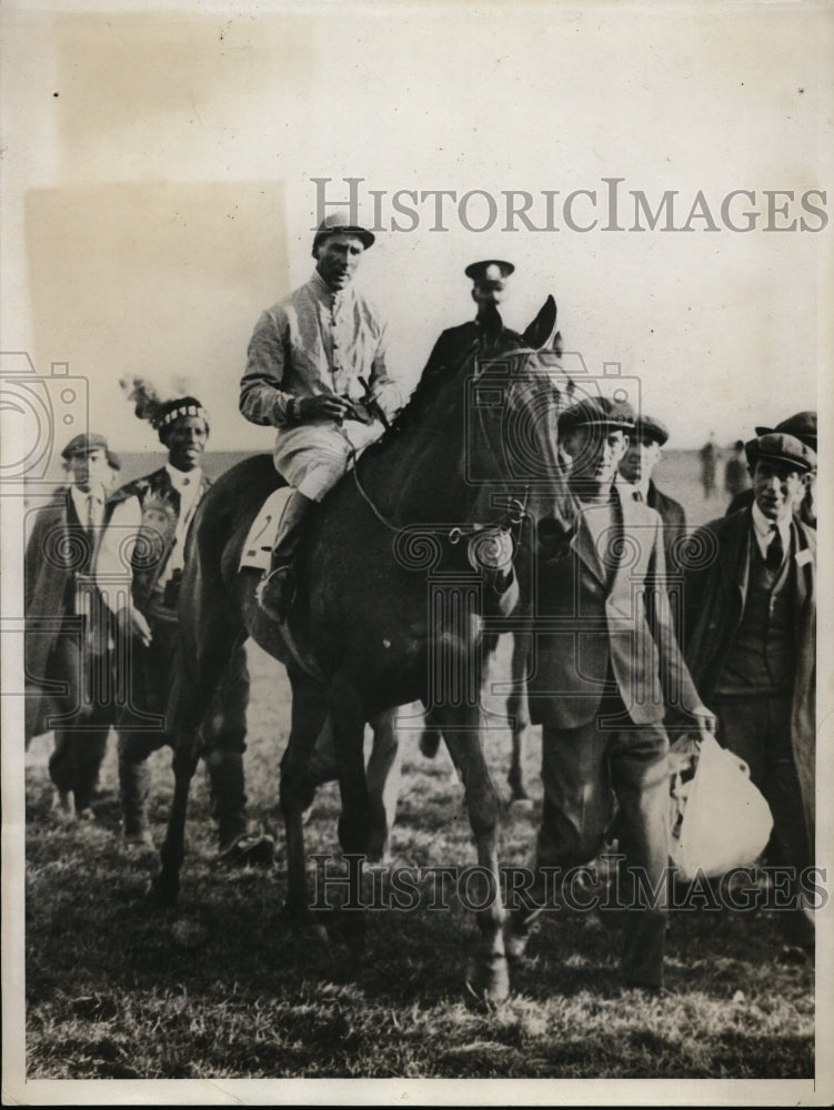 1932 Press Photo Michael Beary on Nitsichin at Cesarwitch Stakes in England- Historic Images