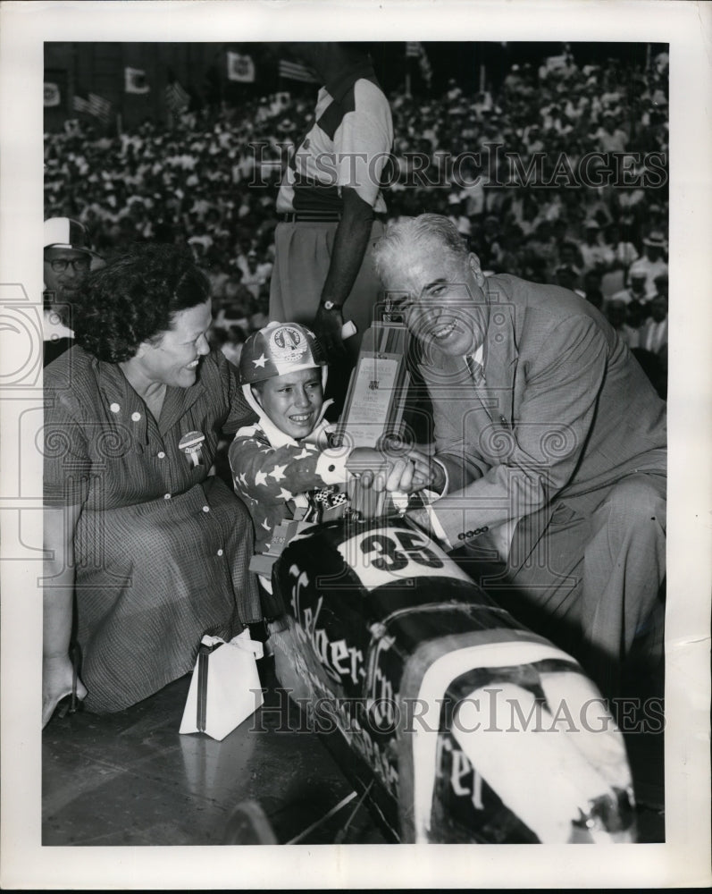 1952 Press Photo Joe Lunn &amp; mom &amp; soap box racer at Thomasville Ga - nes39003- Historic Images