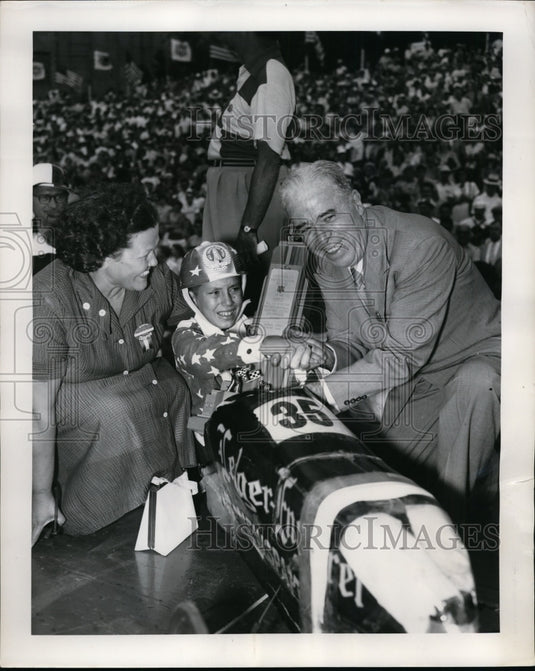 1952 Press Photo Joe Lunn & mom & soap box racer at Thomasville Ga - nes39003- Historic Images