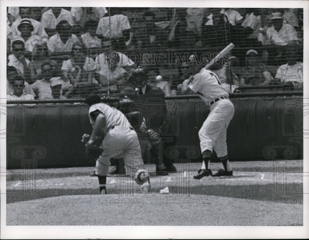 1960 Press Photo Indians Harry Kuenn vs Twins pitcher Cleoenger &amp; E Batty- Historic Images