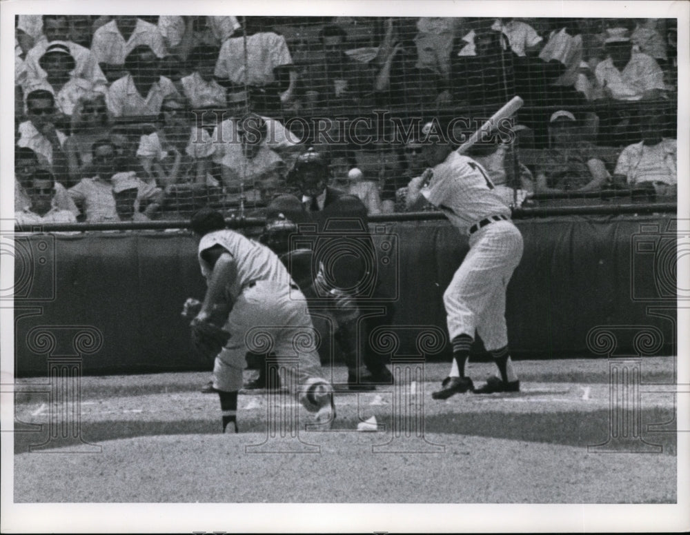 1960 Press Photo Indians Harry Kuenn vs Twins pitcher Cleoenger & E Batty- Historic Images