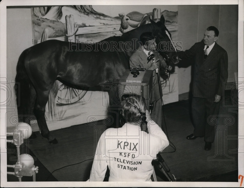 1949 Press Photo Kpix emcee Bill Guyman,horse Muffin &amp; jockey &amp; Bill Kyne- Historic Images