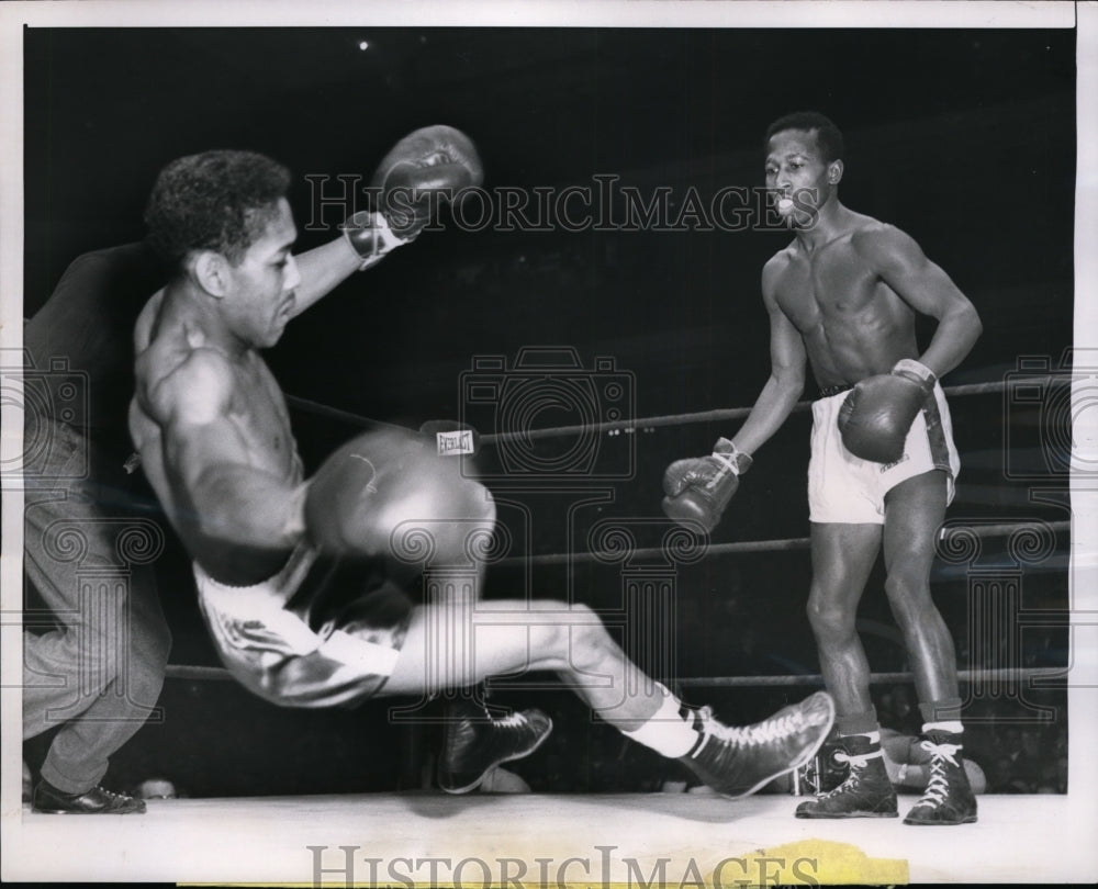 1957 Press Photo Mel Givens downed by Tommy Reynolds in Chicago Golden Gloves- Historic Images