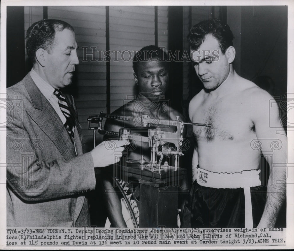 1951 Press Photo Deput Boxing Comm J Alperin weighs Ed Weiss, J Davis - Historic Images