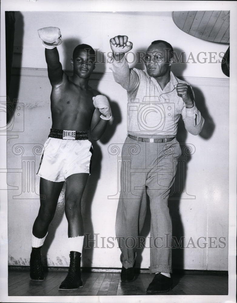 1954 Press Photo Jersey Joe Walcott works with son Vincent at Camden YMCA in NJ - Historic Images