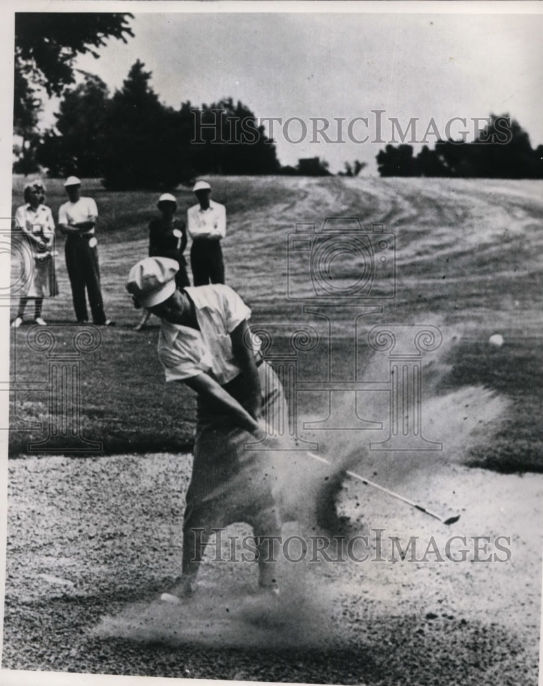 1949 Press Photo Louise Suggs in sand at tournament vs Marilyn Smith - nes39551- Historic Images