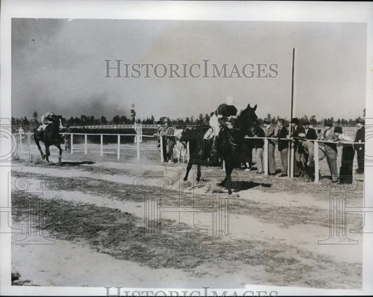 1935 Press Photo Charioteer wins at Sandhill Steeplechase at Pinehurst NC - Historic Images
