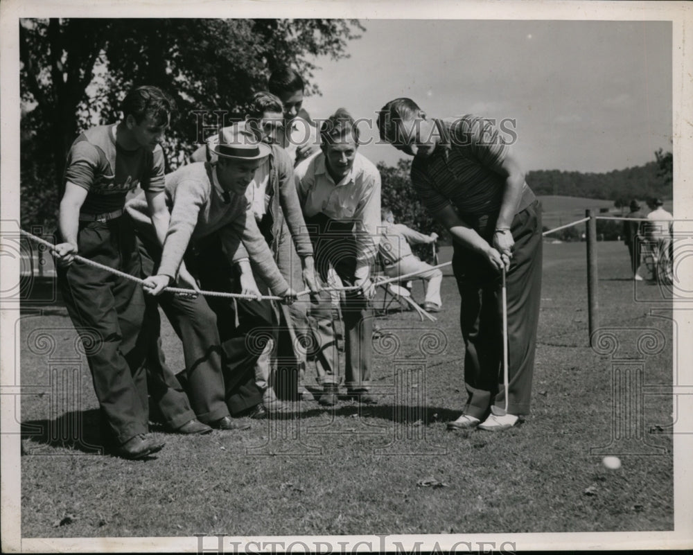 1938 Press Photo Johnny Goodman defending golf chamo putts 9th green - nes40199 - Historic Images