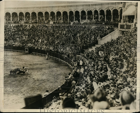 1930 Press Photo Lady bull & toreador at Seville Spain bull fights - nes40251 - Historic Images