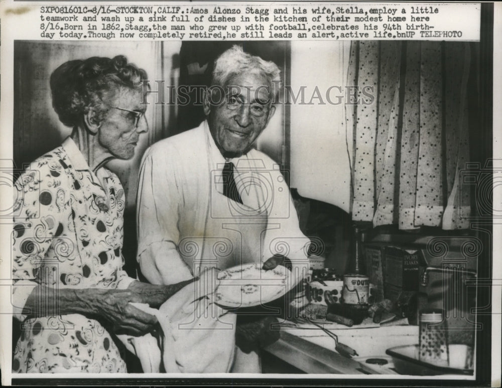 1957 Press Photo Amos Alonzo Stagg & wife Stella at age 92 in Stockton CA - Historic Images