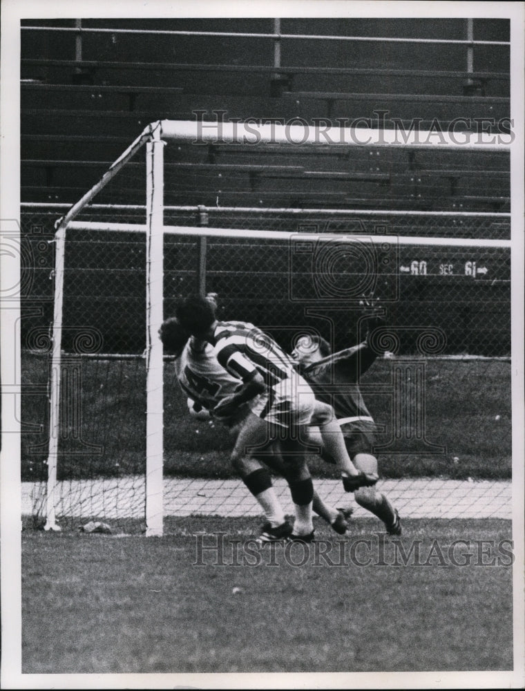 1968 Press Photo Mickey Walker scores for LA vs Paul Shardlon in soccer - Historic Images