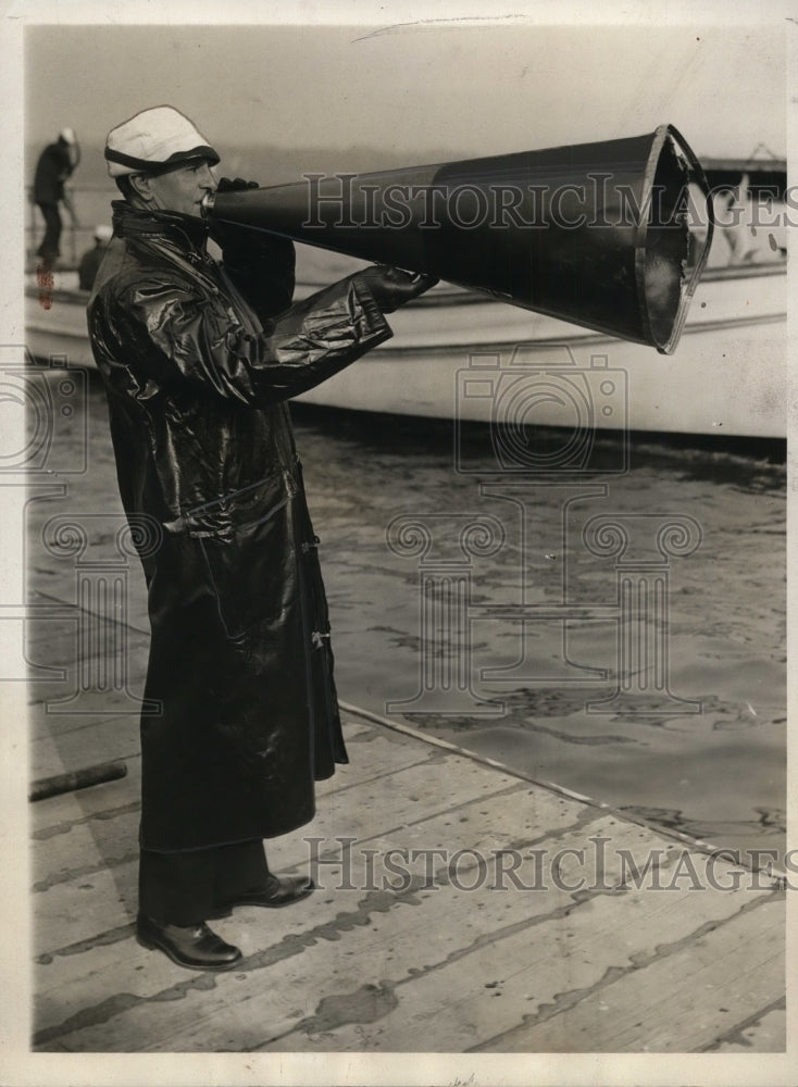 1930 Press Photo Crew coach Dick Glendon with Navy Varsity crew on Severn River - Historic Images