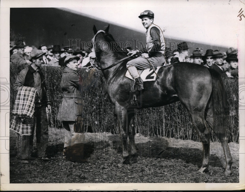 1944 Press Photo Jockey Bobby Permane on Stronghold won at Jamaica NY track- Historic Images