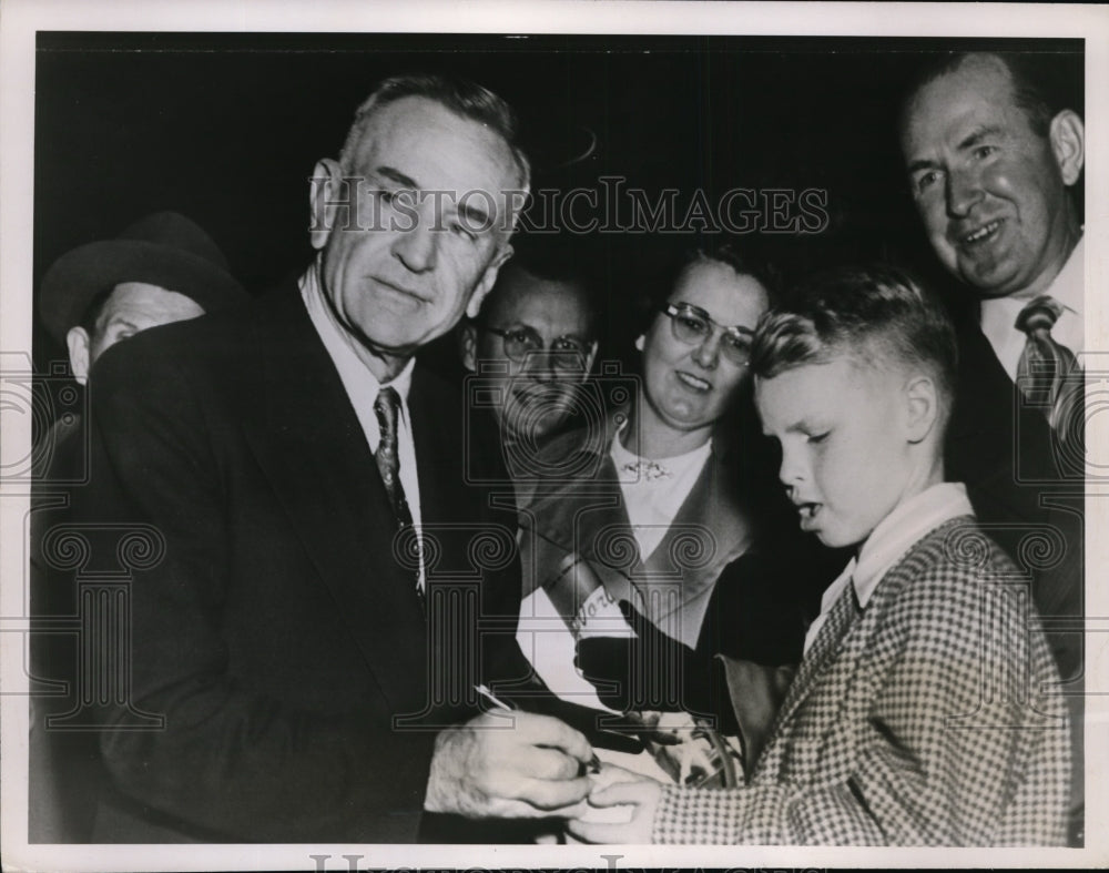 1950 Press Photo Yankee manager Casey Stengel &amp; fan Bragdon Garrow - nes40733 - Historic Images