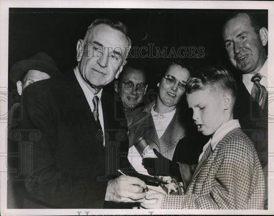 1950 Press Photo Yankee manager Casey Stengel & fan Bragdon Garrow - nes40733 - Historic Images