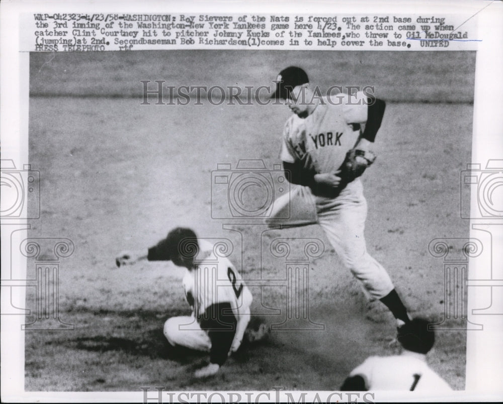 1958 Press Photo Roy Sievers of Nationals out at 2nd vs Yankee Gil McDougald - Historic Images