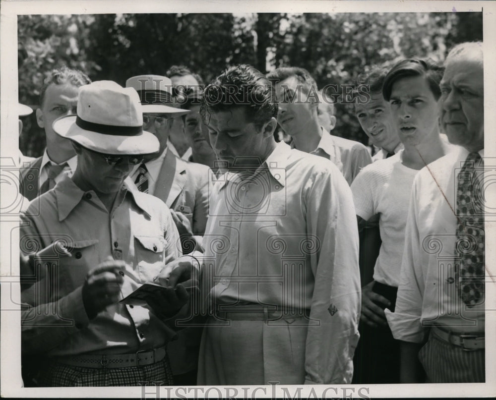 1940 Press Photo Golfer Lawson Little and fans at a course - nes40866- Historic Images