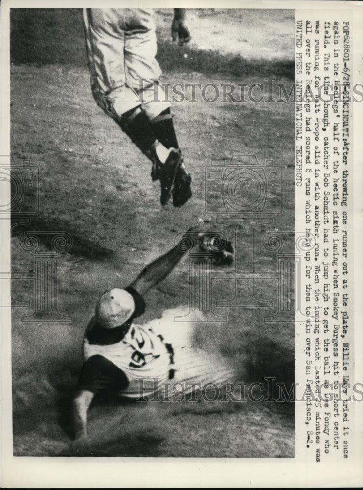1958 Press Photo Bob Schmidt of Giants vs Redlegs Dee Fondy at Cinncinati - Historic Images