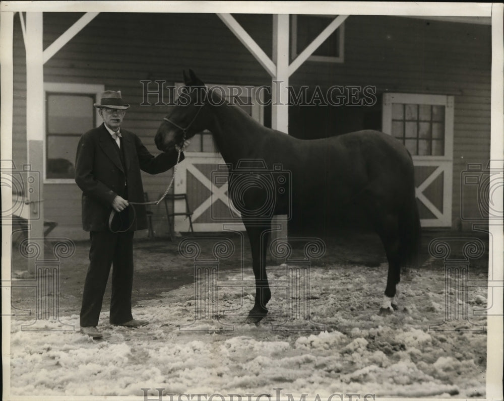 1930 Press Photo Walter Cox & racehorse Miss Warener at a stables - nes40999 - Historic Images