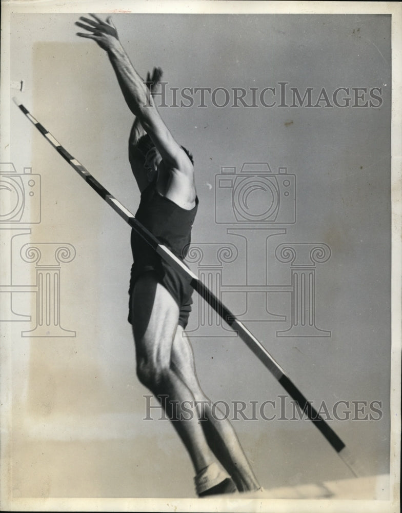 1935 Press Photo Bill Graber pole vaults 14 feet 4 5/8 inches in LA California- Historic Images