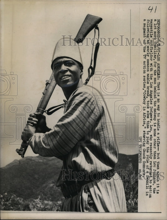 1967 Press Photo Lou Johnson Dodger outfielder on tv show Cowboy in Africa - Historic Images