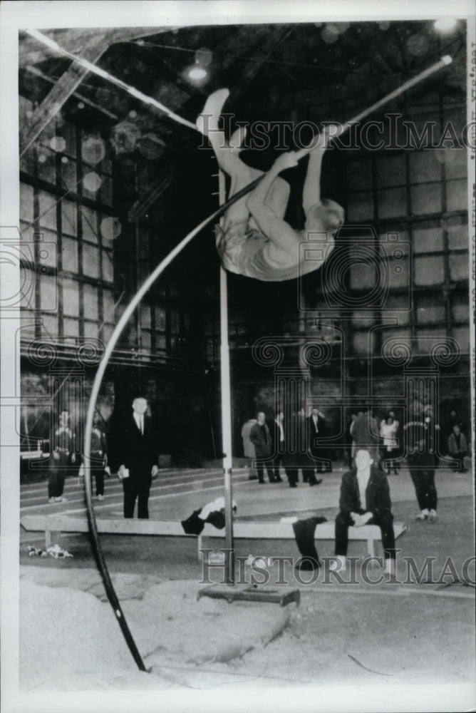 1962 Press Photo Pole vaulter Chuck Morrow of University of Minnesota- Historic Images
