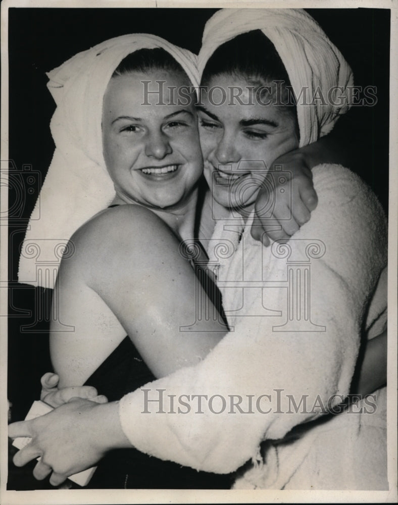 1946 Press Photo Zoe Ann Olsen &amp; Patsy Elsener at Seattle swim meet in 3 m dive- Historic Images