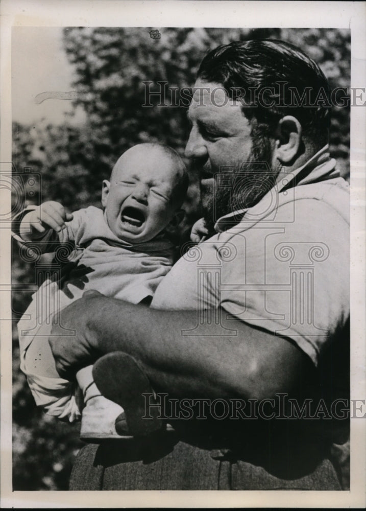 1938 Press Photo Wrrestler Man Mountain Dean &amp; a baby in Decatur Georgia - Historic Images