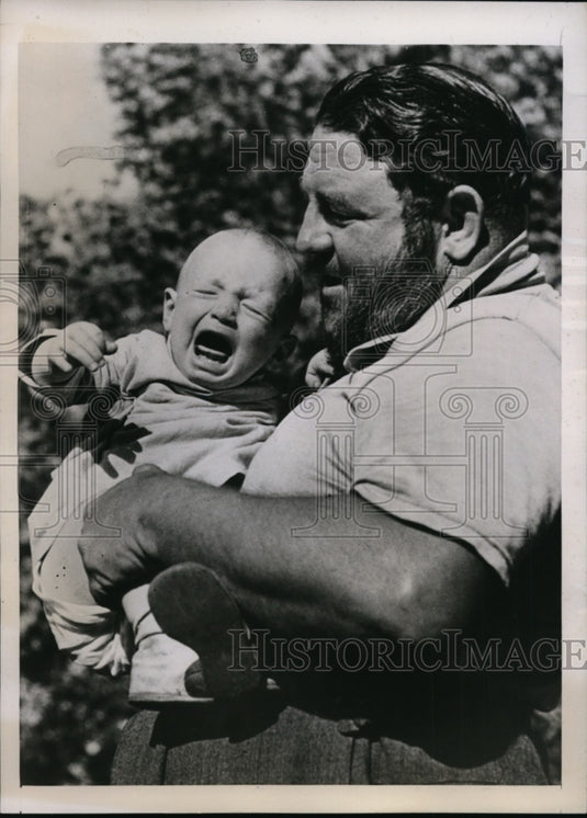 1938 Press Photo Wrrestler Man Mountain Dean & a baby in Decatur Georgia - Historic Images