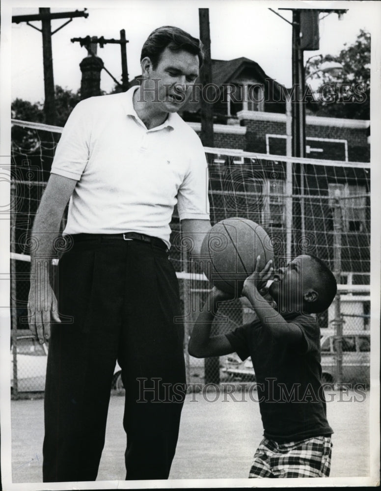 1968 Press Photo St Louis Hawks Ed MacCauley &amp; child Glen Whitlock at playground- Historic Images