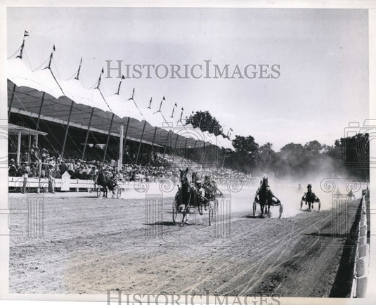 1944 Press Photo Henry Thomas drives Yankee Maid to win at Hambletonian - Historic Images