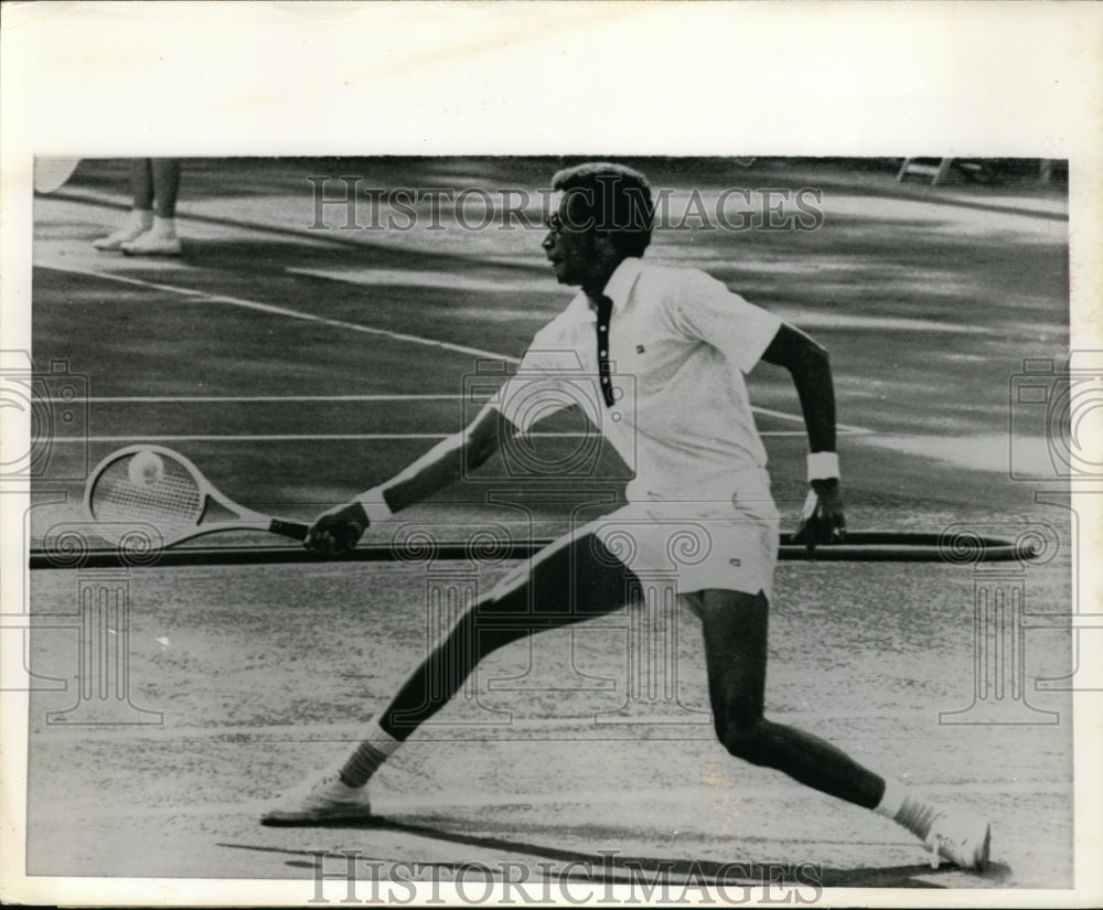 1971 Press Photo Arthur Ashe vs Robert Taylor at Italian Tennis in Rome- Historic Images