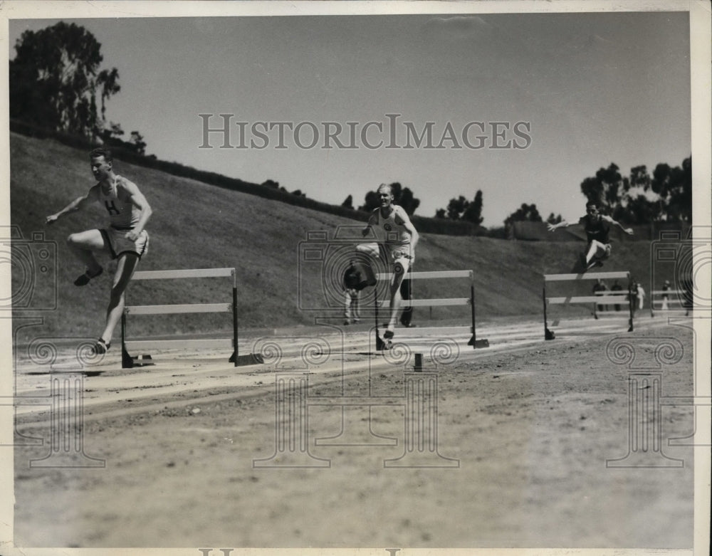 1932 Press Photo Gene Record of Harvard at IC4A hurdles vs Taylor, Holman- Historic Images