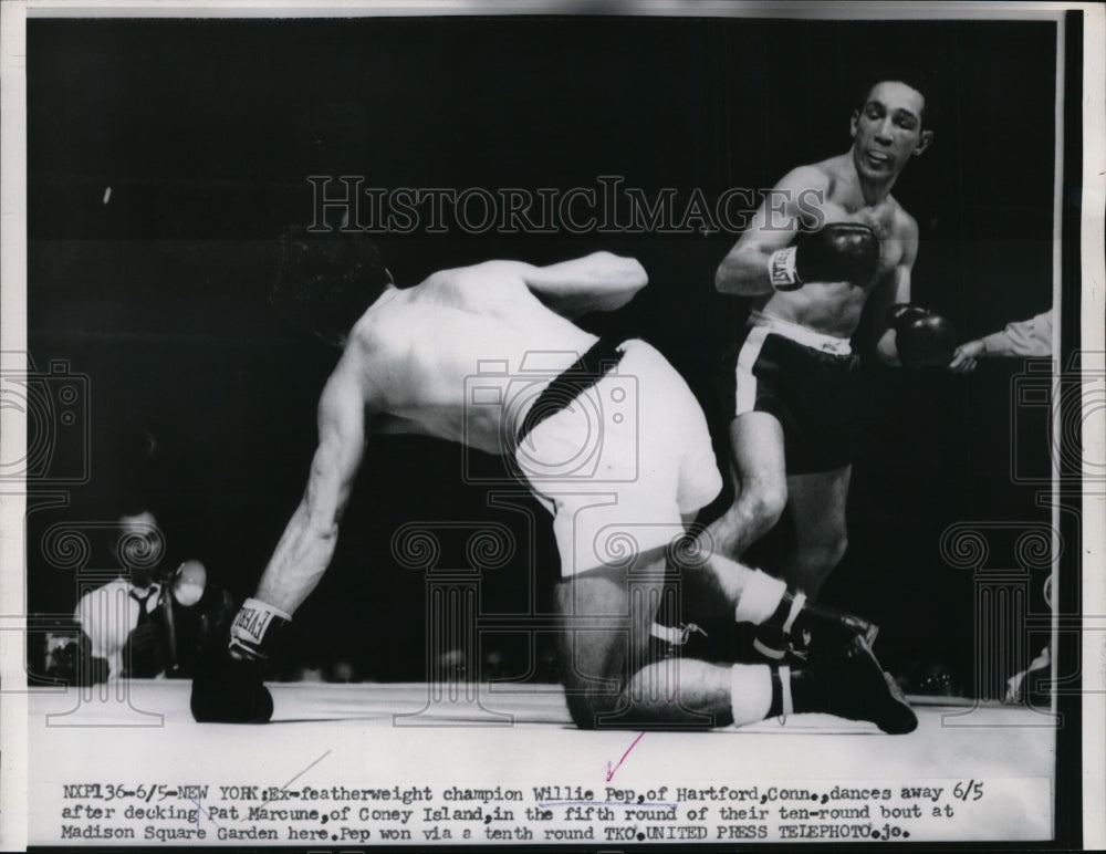 1953 Press Photo Willie Pep vs Pat Marcune at NY boxing bout - nes44140 - Historic Images