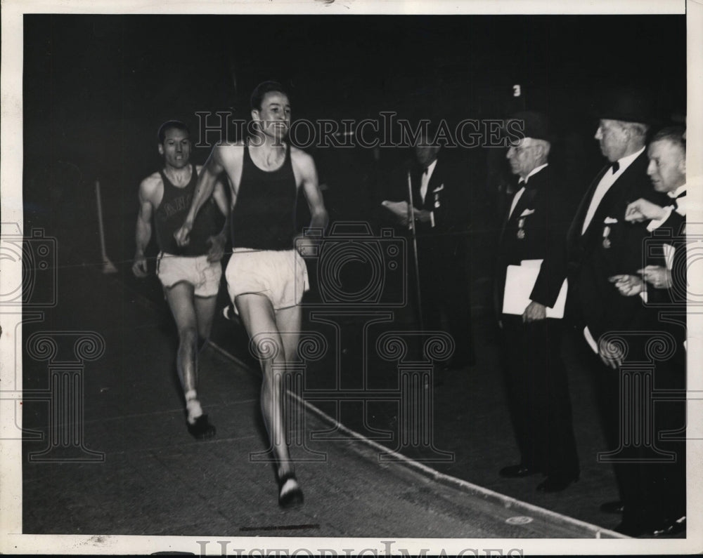 1936 Press Photo Gene Venzke of U of PA in 1500 meters vs Glenn Cunningham - Historic Images