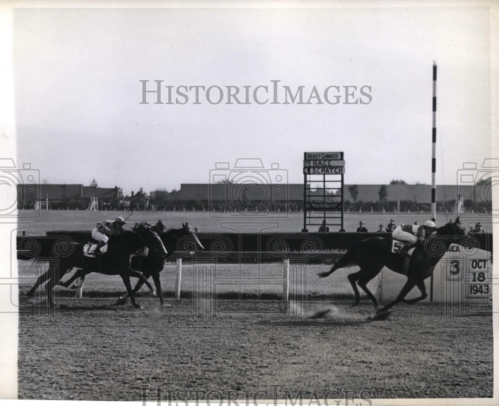 1943 Press Photo S Brooks on Miss Blackout vs The Sabine &amp; T Atkinson at Jamaica- Historic Images