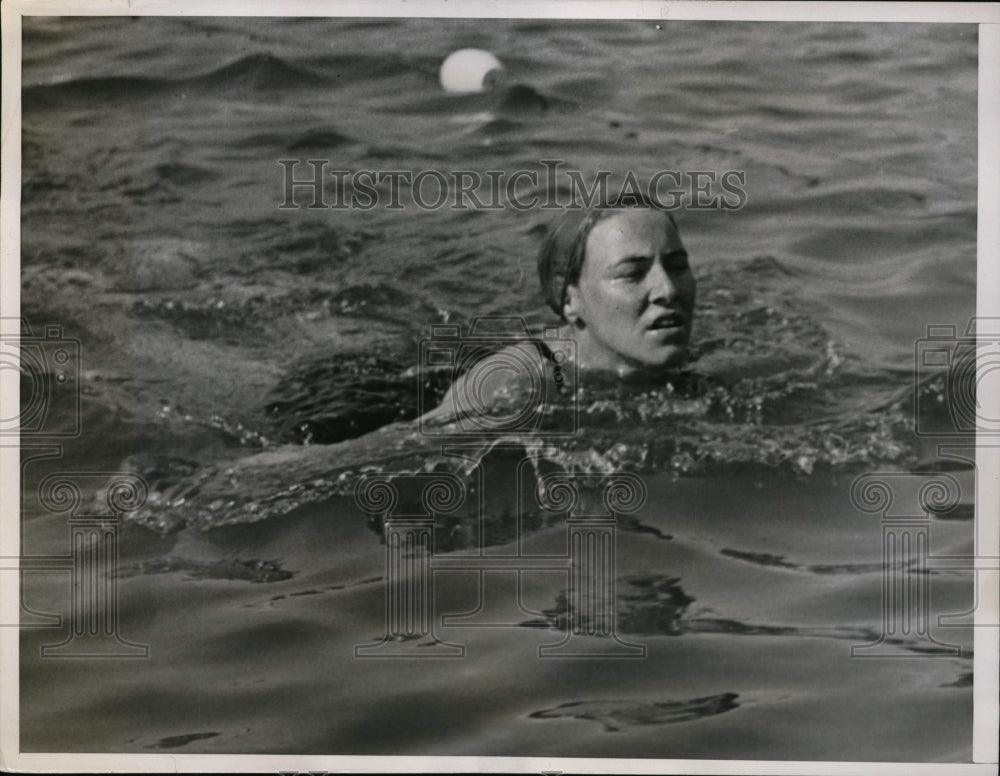 1936 Press Photo Marjorie Dozier in 100 meter breast stroke at Manhattan beach N - Historic Images