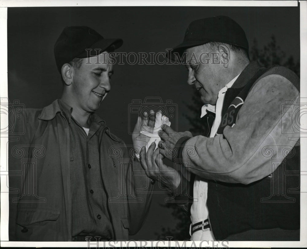 1942 Press Photo Verne Olsen Cubs pitcher &amp; trainer Andy Lotshay at Chicago - Historic Images