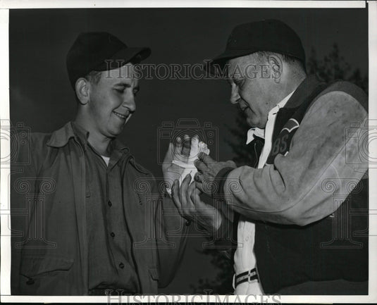 1942 Press Photo Verne Olsen Cubs pitcher & trainer Andy Lotshay at Chicago - Historic Images