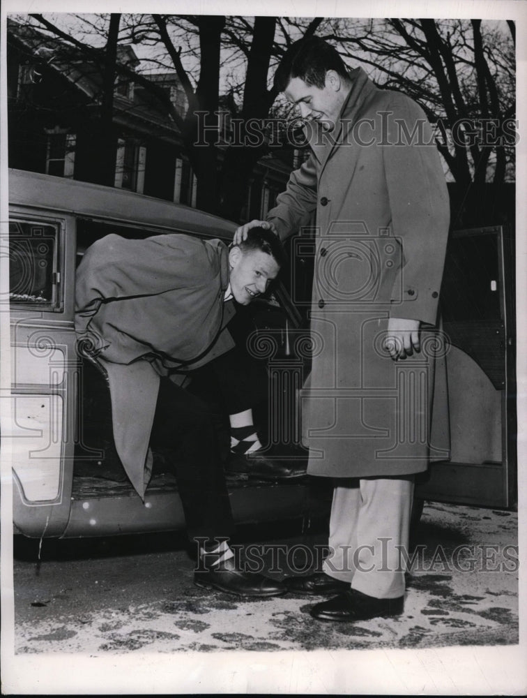 1952 Press Photo John Kerr U of Illinois basketball center &amp; Bob Peterson - Historic Images