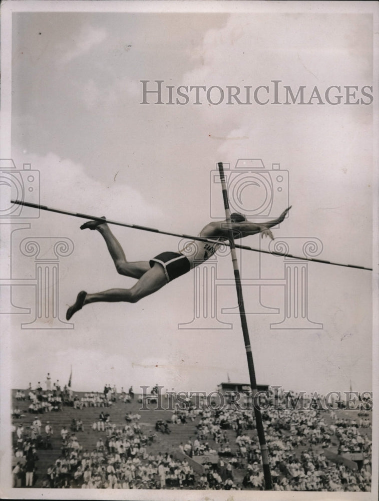 1936 Press Photo George Varoff pole vaults 14&#39; 6 1/2&quot; at Princeton NJ- Historic Images