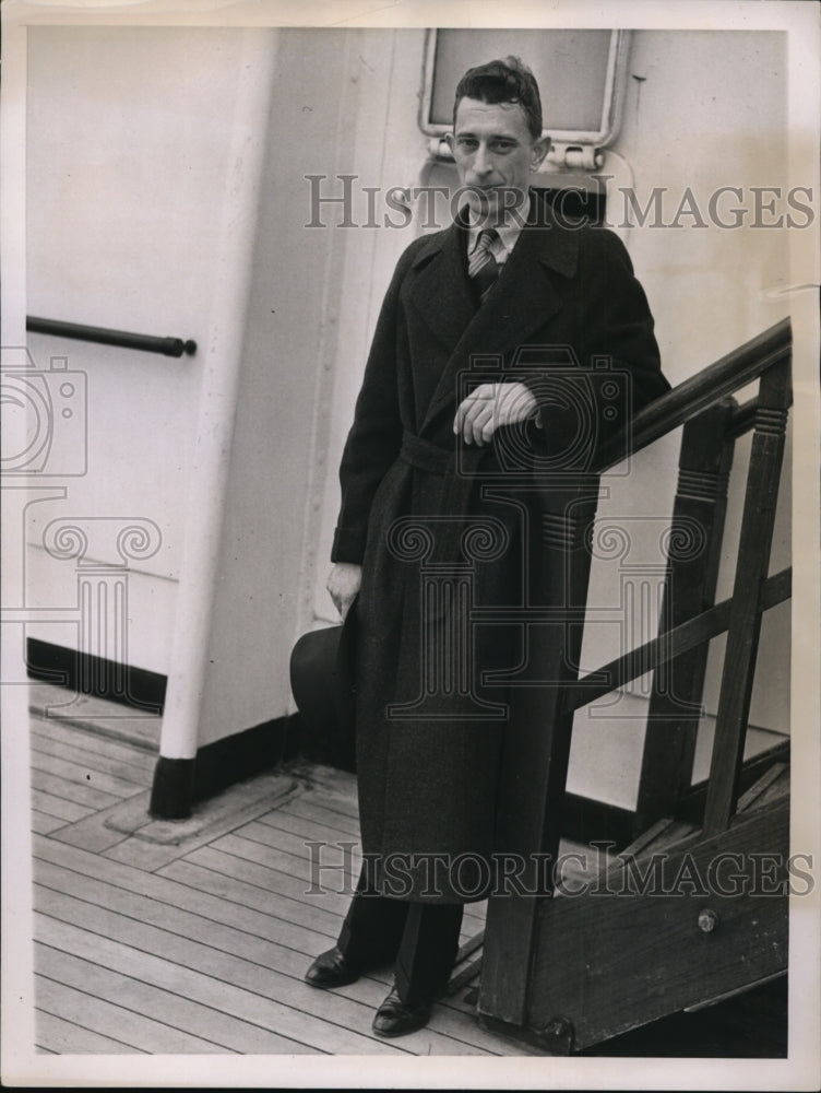 1937 Press Photo Norbert Setzler raquet player on SS Queen Mary to London- Historic Images