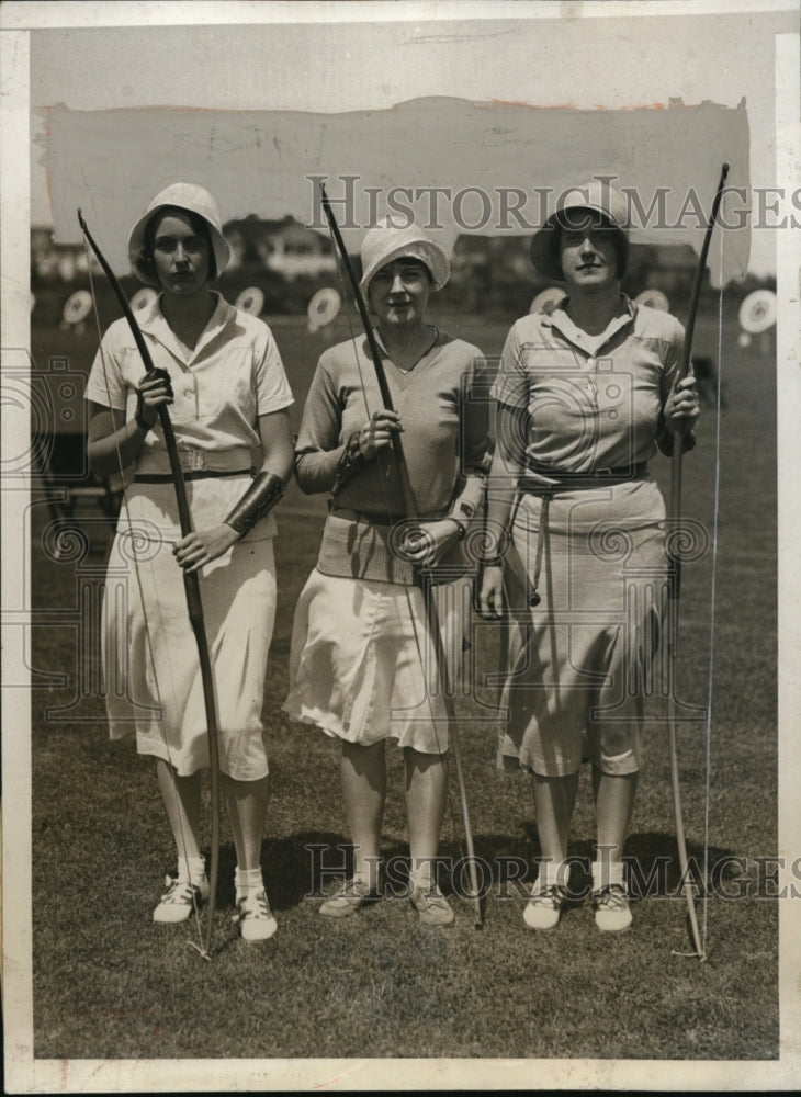 1961 Press Photo Dorothy Duggan, Mrs L Kear, Alice Duggan at Metro Archery in NY - Historic Images