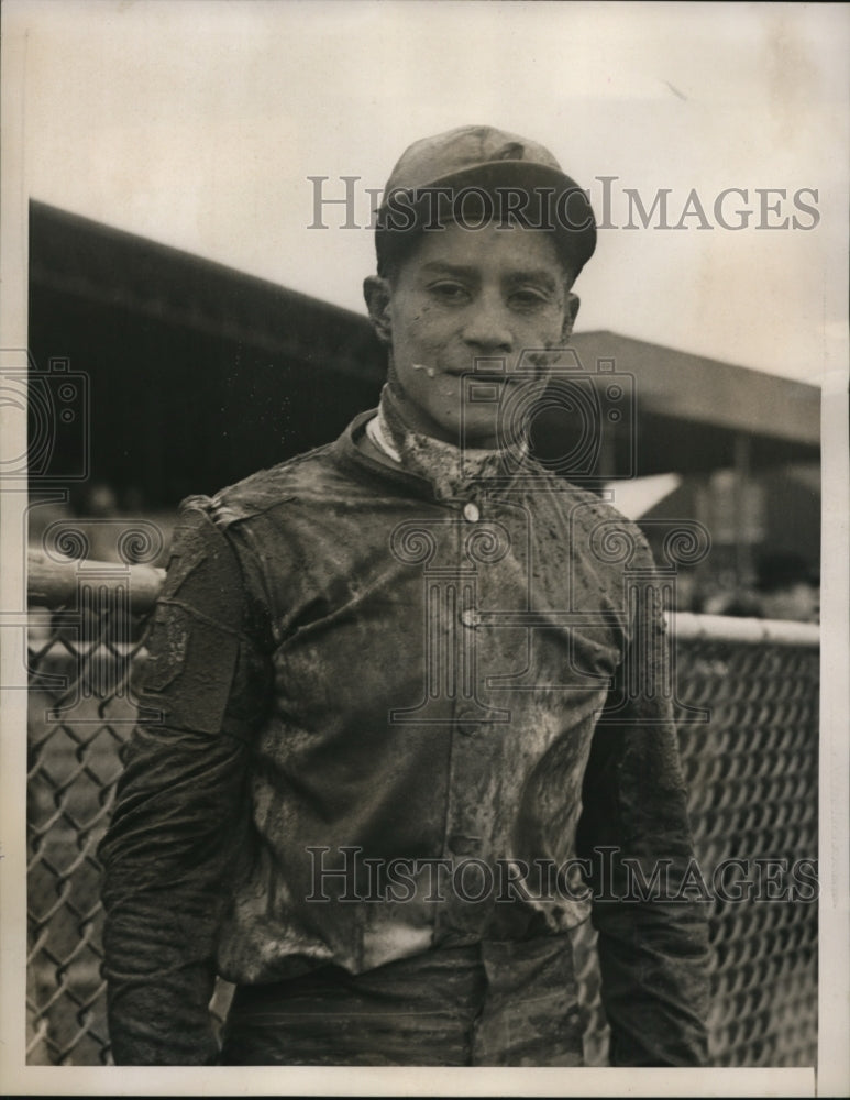 1939 Press Photo Jockey R Donoso after ride on Sea Captain at a track - Historic Images