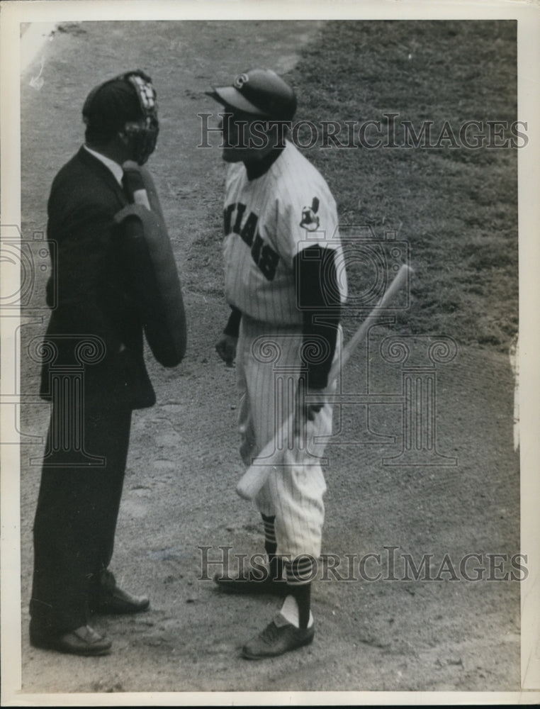 1961 Press Photo Indians Jim Piersall argues with umpire Bill McKinley - Historic Images