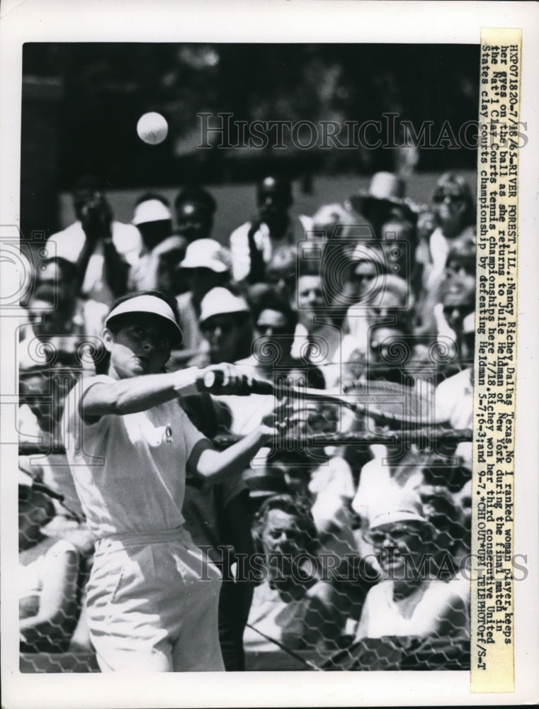 1965 Press Photo Nancy Richey vs Julie Heldman at National clay court tennis Ill - Historic Images